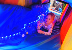 Dziewczynka w tunelu.