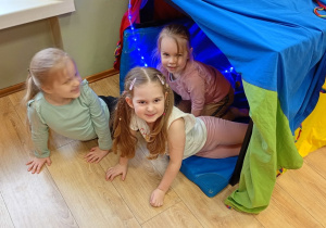 Dziewczynki w tunelu.