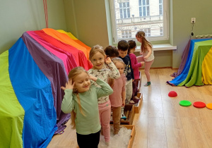 Dzieci stoją na ścieżce sensorycznej.