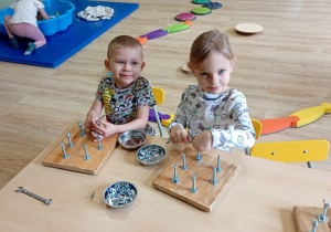 Chłopiec i dziewczynka majsterkują.