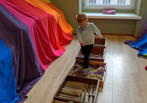 Chłopiec idzie po ścieżce sensorycznej.