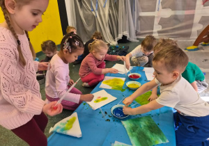 Dzieci bawią się kolorową cieczą.