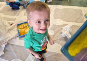 Chłopiec w zielonej koszulce.