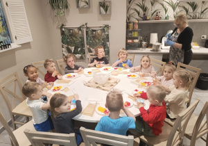 Dzieci robią deserki.