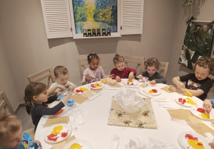 Dzieci robią deserki.