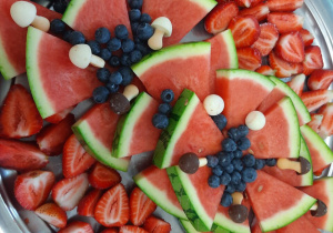 Arbuz, truskawki i borówki.