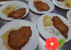 Ziemniaki, kurczak panierowany z mizerią.