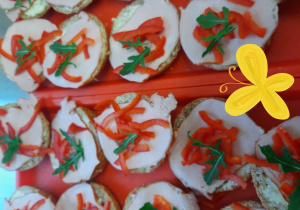 Kanapki z szynką i papryką.