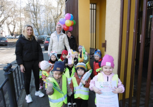 Dzieci w drodze przy wejściu.