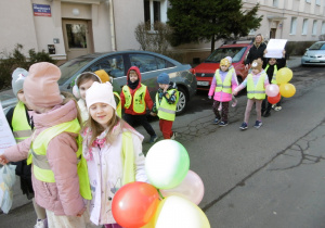 Dzieci idą z balonami.