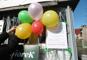 Balony przyczepione do kraty.