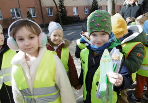 Dwoje dzieci stoi obok siebie.