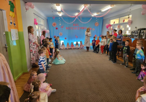 Dzieci stoją w kole.