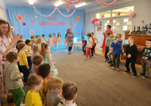 Dzieci tańczą w kole.