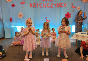 Dziewczynki z Tuptusiów z upominkami.