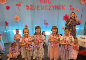 Dziewczynki z Żaczków z upominkami.