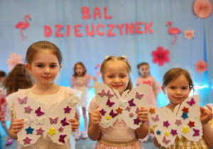 Dziewczynki ze Smyków z udekorowanymi motylkami.
