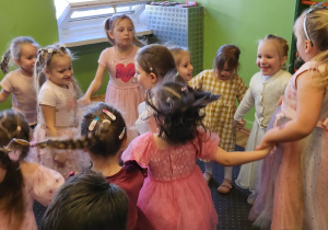 Dzieci tańczą.