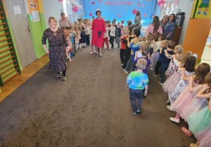 Dzieci w pociągu podążają za swoimi Paniami.