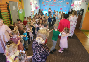 Dzieci w pociągu podążają za swoimi Paniami.