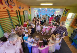 Dzieci w pociągu podążają za swoimi Paniami.