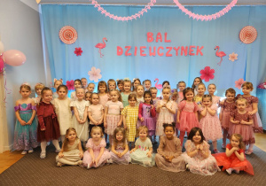 Dziewczynki w kolorowych sukienkach.