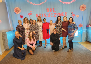 Panie w kolorowych sukienkach.