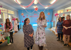 Pani Dyrektor mówi do mikrofonu.