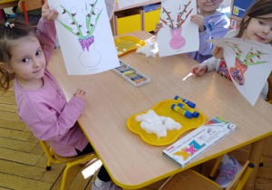 Inna grupa dzieci siedzi przy stoliku.