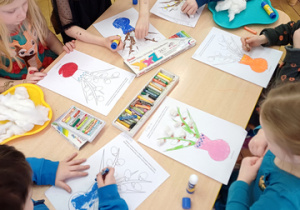 Kolejna grupa dzieci siedzi przy stoliku