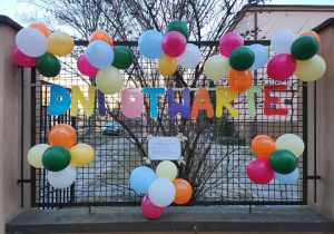 Napis informujący o dniach otwartych na ogrodzeniu przedszkolnym.