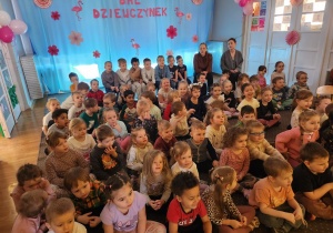 Dzieci oglądają przedstawienie.