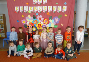 Inna grupa dzieci stoi obok siebie.