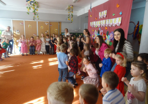 Współne zabawy na holu przedszkola.