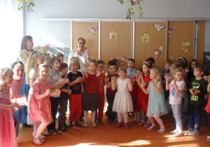 Dzieci podczas zabaw na holu przedszkola.