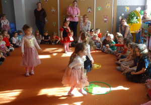 Dziewczynki podczas wspólnych zabaw.