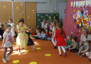 Dziewczynki podczas zabawa współnych na dywanie.