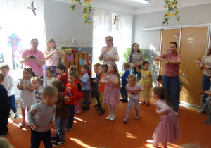 Wspólne zabawy na dywanie.