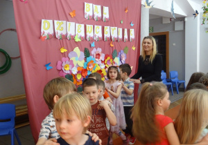 Dzieci podczas wspólnego tanca.