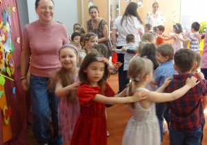Kolejna grupa dzieci podczas wspólnego tańca.