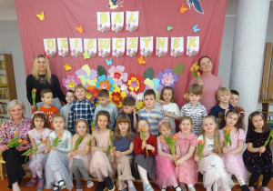 Grupa dzieci i pracownicy pozują do zdjęcia