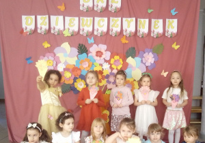 Grupa dziewczynek pozuje do zdjęcia.