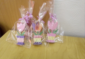 Drewniane tulipany jako prezenty.