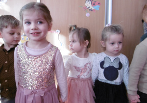 Grupa dzieci stoi obok siebie.