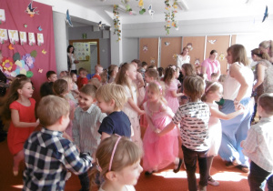 Wspólne tańce na sali zabawa.