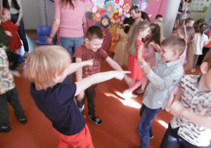 Grupa dzieci podczas balu wspólnego balu.