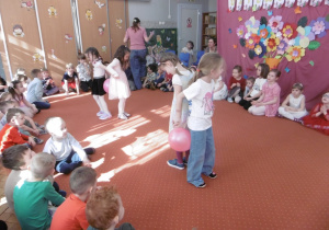 Grupa dzieci podczas zabaw z balonem.