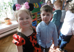 Dwoje dzieci pozuje do zdjęcia.