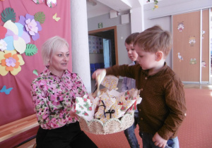 Nauczycielka i dwóch chłopców stoją obok siebie.