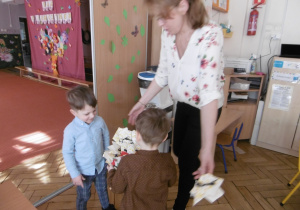 Chłopcy stoją z prezentami.